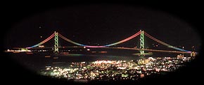 虹色にライトアップされた明石海峡大橋